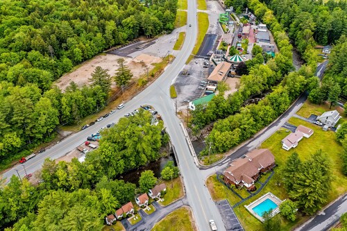 Charming and causal motel in a great location with shared resort amenities