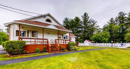 Charming and casual motel in a great location with shared resort amenities