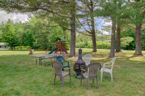 Outdoor dining - Charming and casual motel in a great location with shared resort amenities (Lincoln)