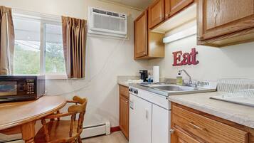 Mini-Kühlschrank, Mikrowelle, Herdplatte