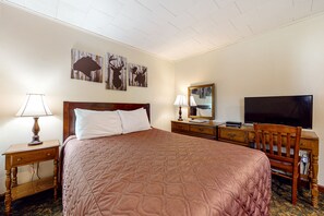 Internet, bed sheets - Charming and casual motel in a great location with shared resort amenities (Lincoln)