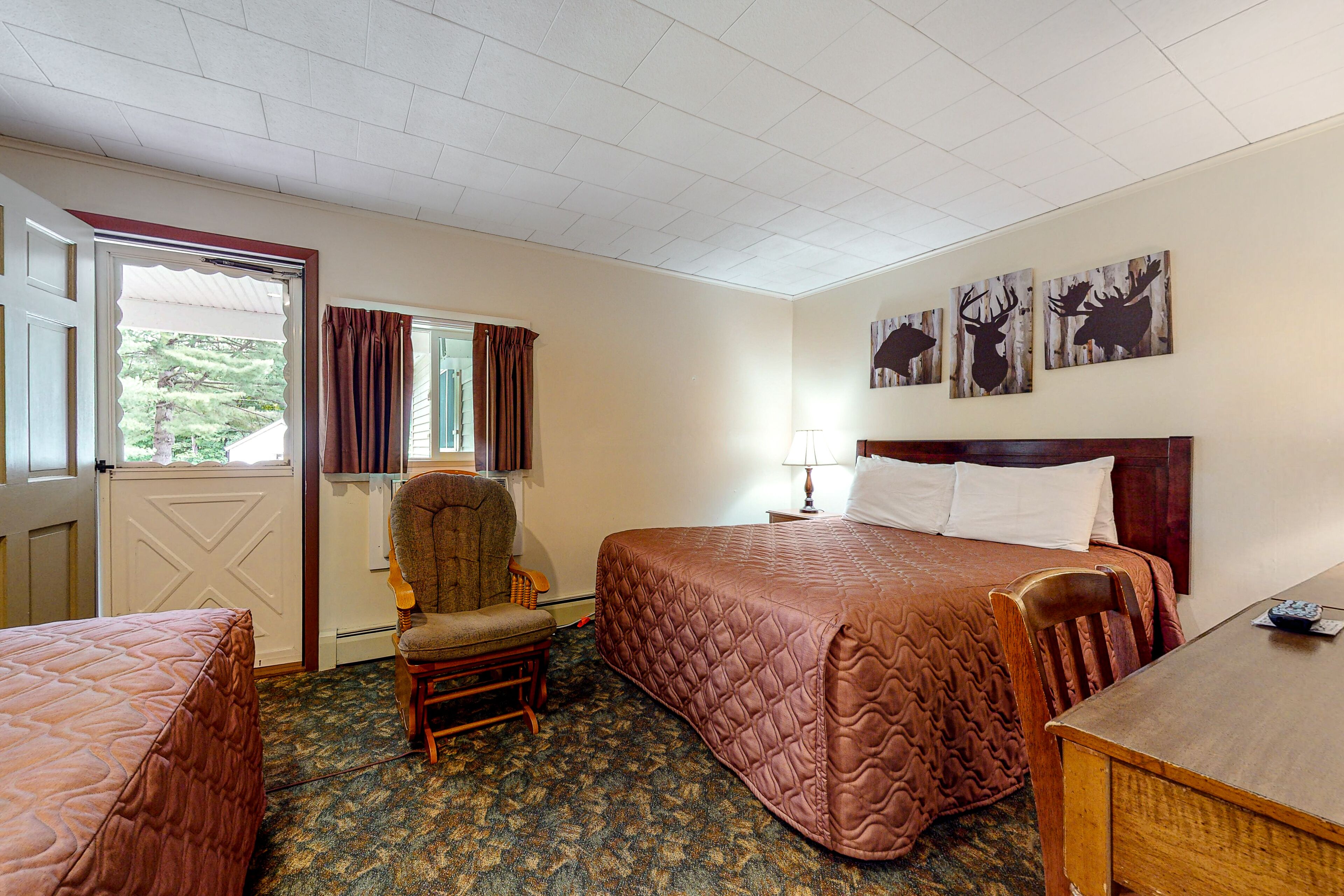 Charming and casual motel in a great location with shared resort amenities