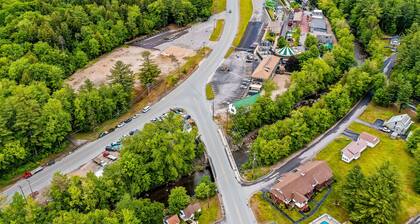 Charming and casual motel in a great location with shared resort amenities