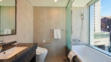 Habitación superior con 2 camas individuales | Baño | Secadora de cabello, batas, pantuflas, bidet