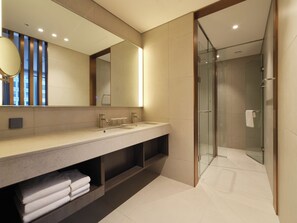 Premier Triple | Bathroom | Hair dryer, bathrobes, slippers, bidet - Stanford Hotel Myeongdong (Seoul)