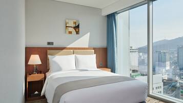 Cubrecamas, caja de seguridad en la habitación y escritorio