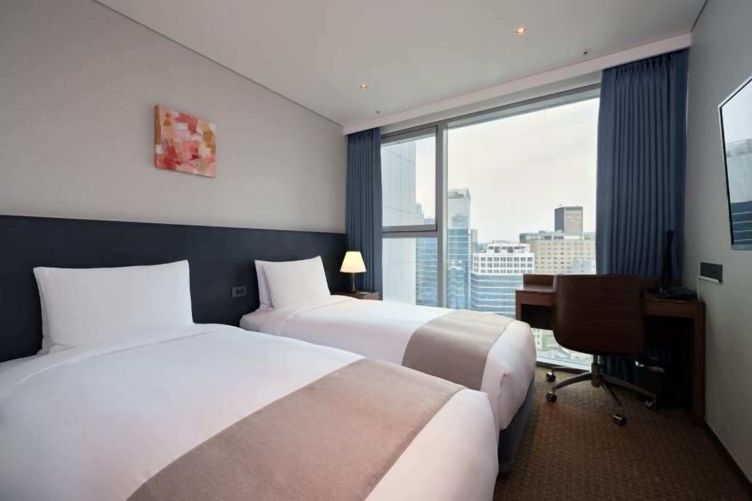 Dúnsængur, öryggishólf í herbergi, skrifborð, myrkratjöld/-gardínur