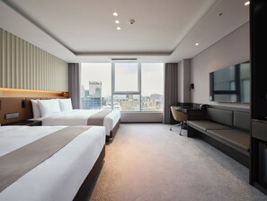 Premier Family Twin | ผ้านวมขนเป็ด, ตู้นิรภัยในห้องพัก, โต๊ะทำงาน, ผ้าม่านกันแสง