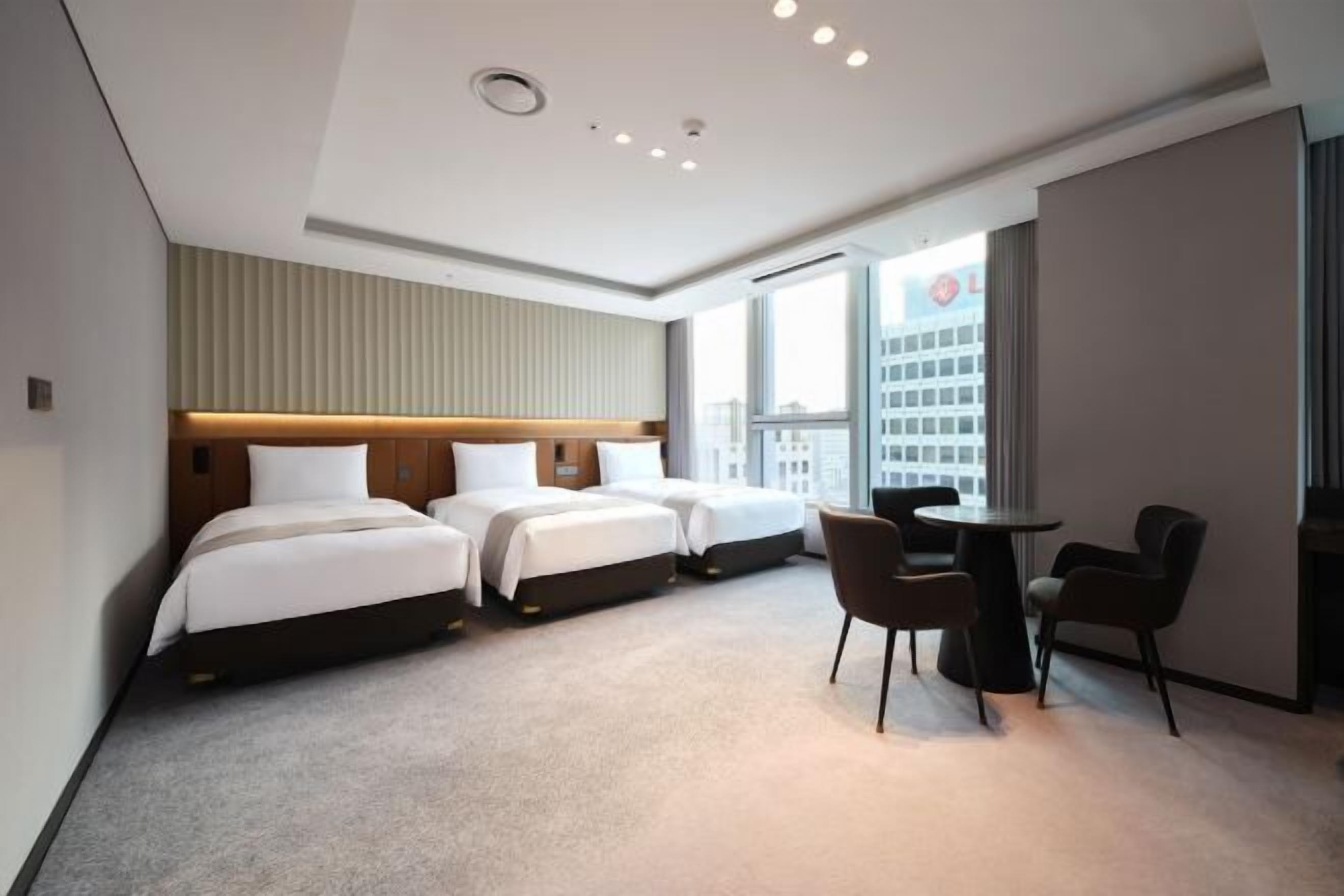 Dúnsængur, öryggishólf í herbergi, skrifborð, myrkratjöld/-gardínur