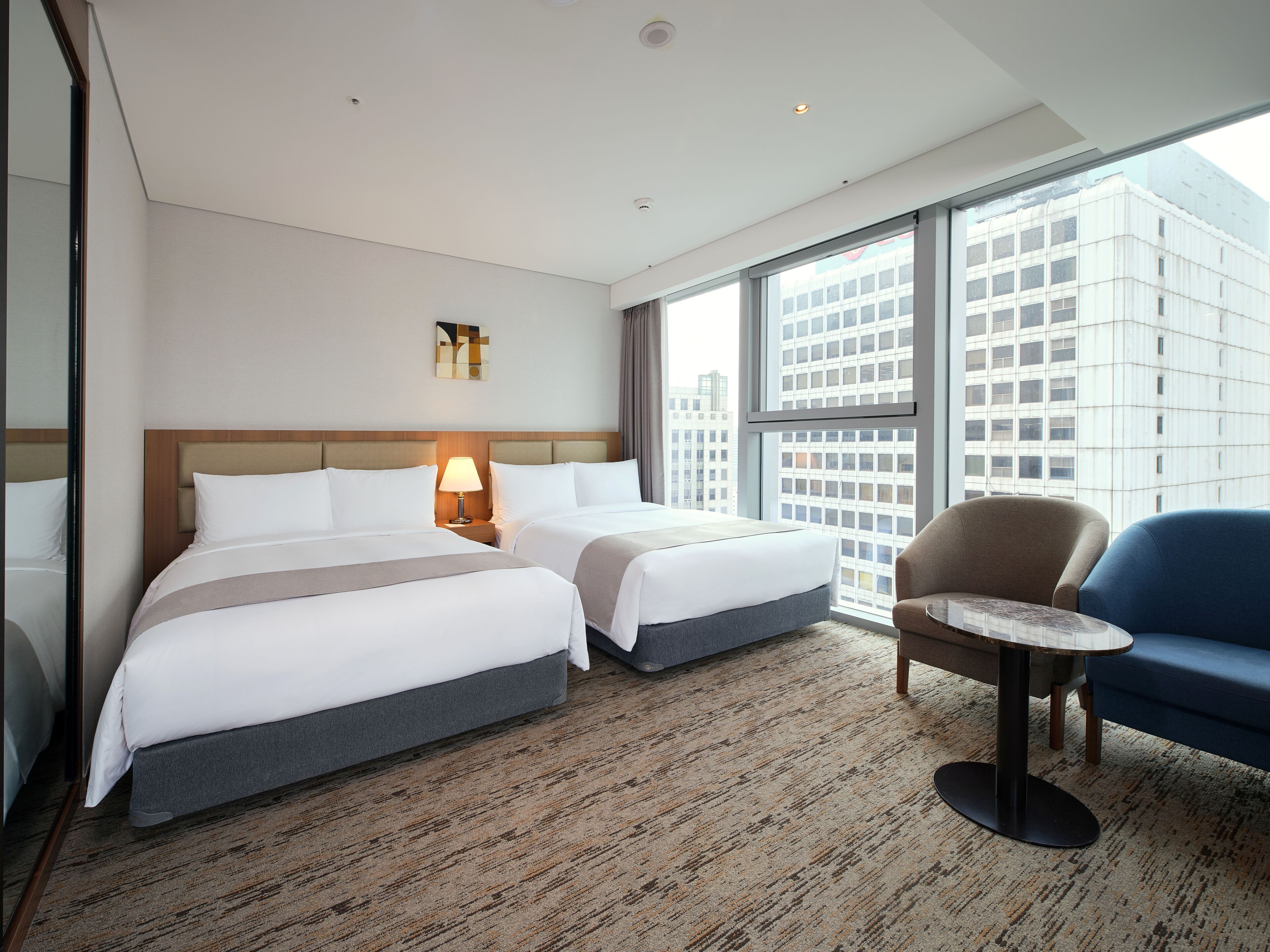 Family Twin Edge Room | Dúnsængur, öryggishólf í herbergi, skrifborð, myrkratjöld/-gardínur