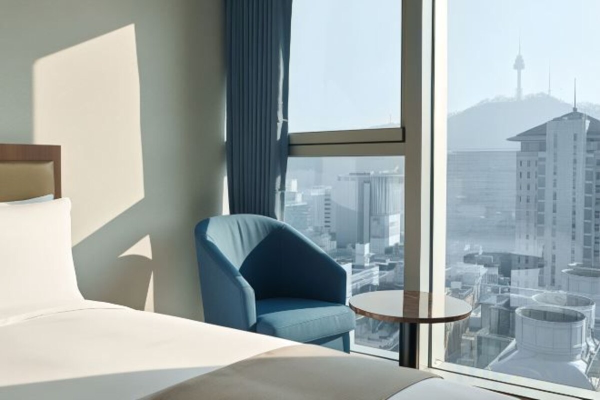 Down comforters, in-room safe, desk, blackout drapes