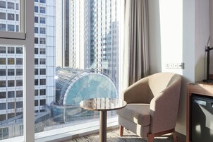 家庭双床房 | 羽绒被、客房内保险箱、办公桌、遮光窗帘