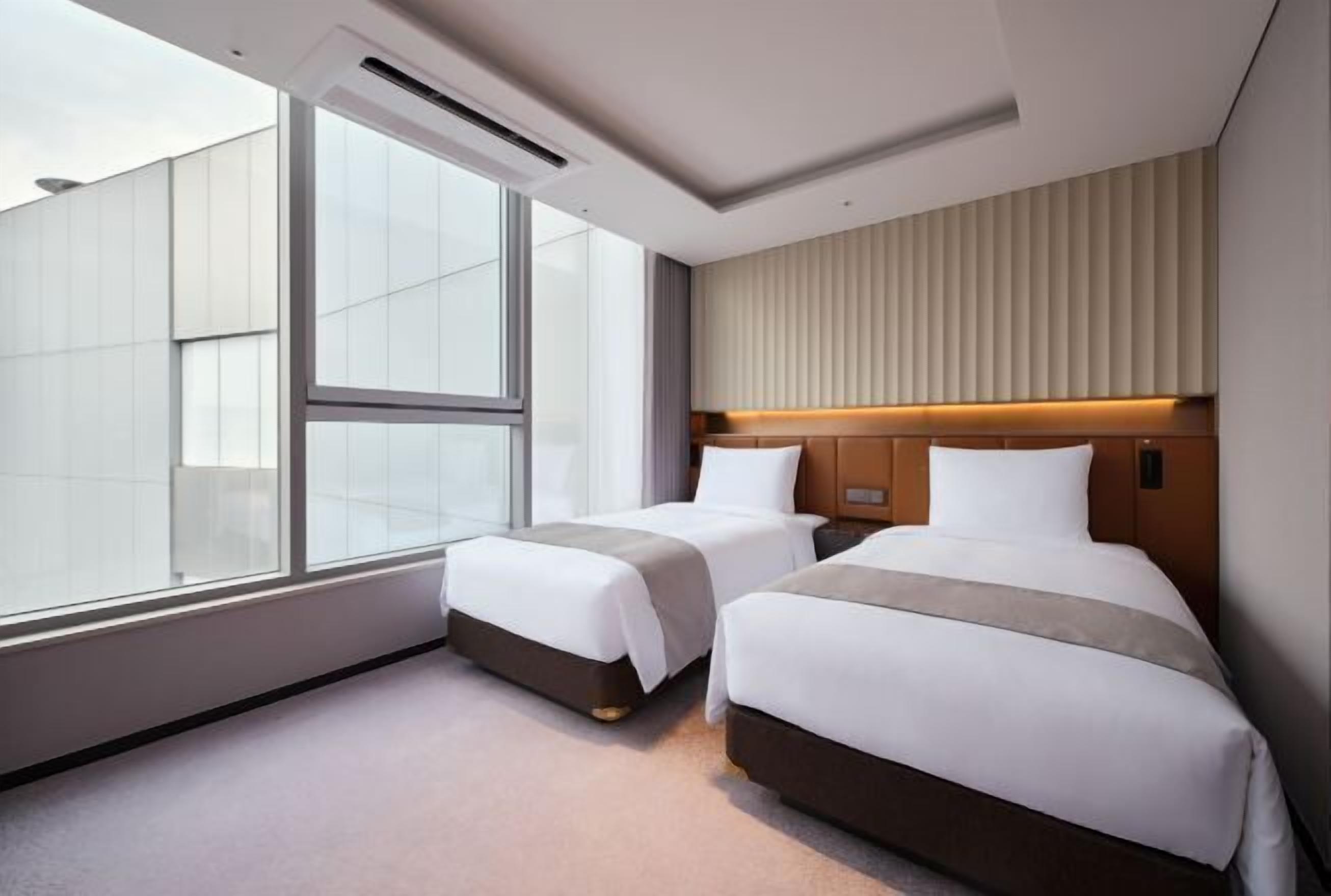 Dúnsængur, öryggishólf í herbergi, skrifborð, myrkratjöld/-gardínur