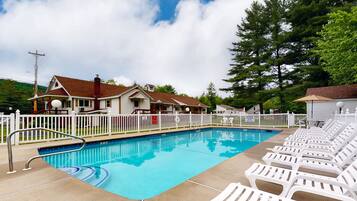 Una piscina cubierta, una piscina climatizada