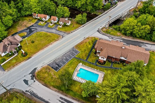 Charming and casual motel in a great location with shared resort amenities