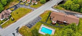 Charming and casual motel in a great location with shared resort amenities