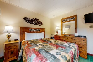 Internet, bed sheets - Charming and casual motel in a great location with shared resort amenities (Lincoln)