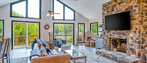 TV, fotballspill, bøker og stereoanlegg