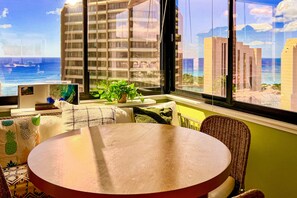 Dining - Ocean view condo with a pool, hot tub, gym & WiFi - snowbird-friendly (Honolulu)