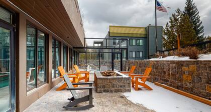 Downtown Condo w/ Shared Pool/ Hot Tub/ W/D & WiFi - Free Shuttle WP Resort