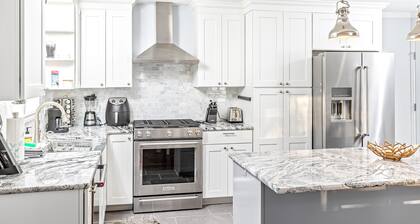 Stunning Mountain-View Home w/ Free WiFi & Gas Fireplaces - Dog-Friendly