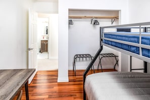 3 habitaciones, tabla de planchar con plancha, internet y ropa de cama