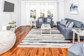 Télévision, cheminée, livres