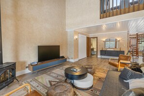 TV, fireplace, books - Lofted Ski Condo with WiFi, Balcony, Fireplace, Shared Hot Tub/Pool/Tennis (Durango)