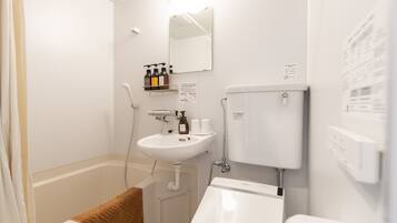 Bañera con ducha, artículos de tocador gratuitos, secador de pelo