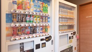 A vending machine with various beverages and snacks. - HOTEL R9 The Yard Oyamayokokura (Oyama)