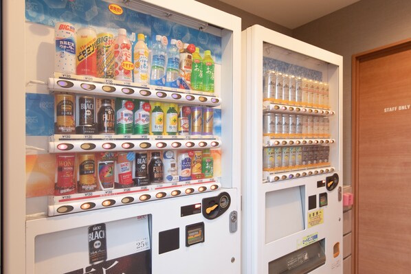 A vending machine with various beverages and snacks. - HOTEL R9 The Yard Oyamayokokura (Oyama)