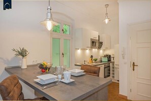 Een koelkast, een microgolfoven, een oven, een kookplaat