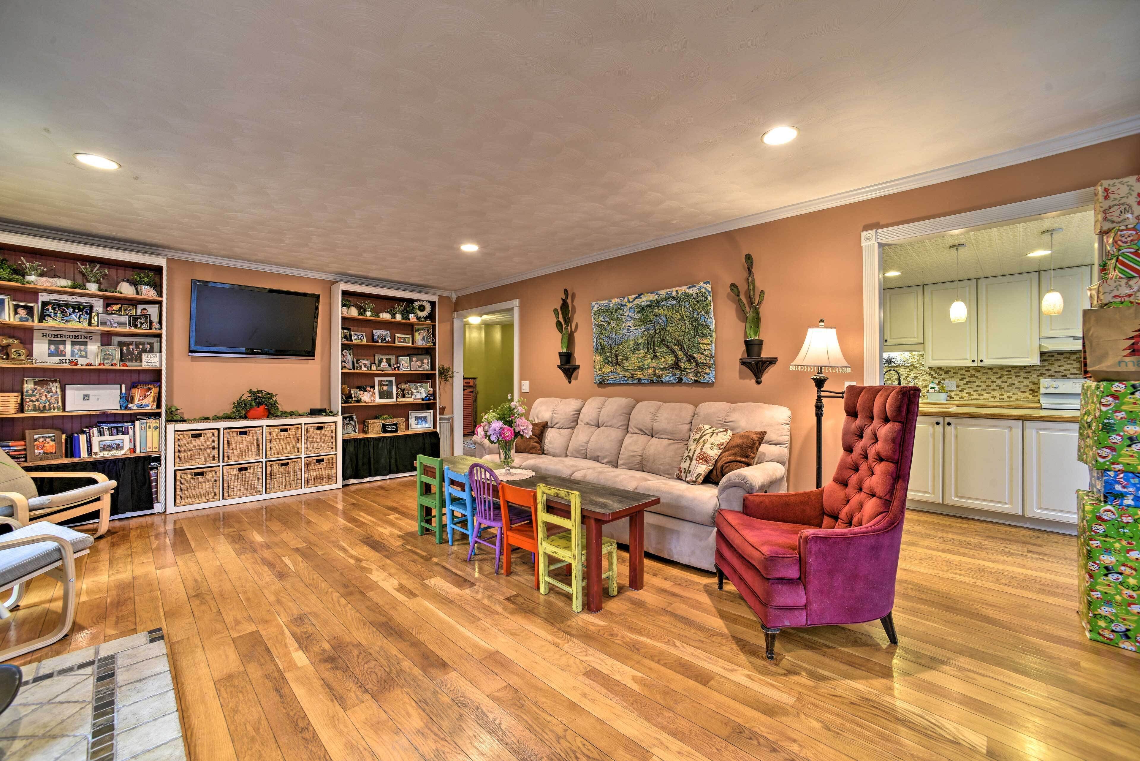 TV, fireplace