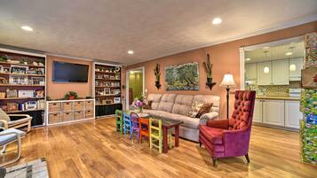 TV, fireplace