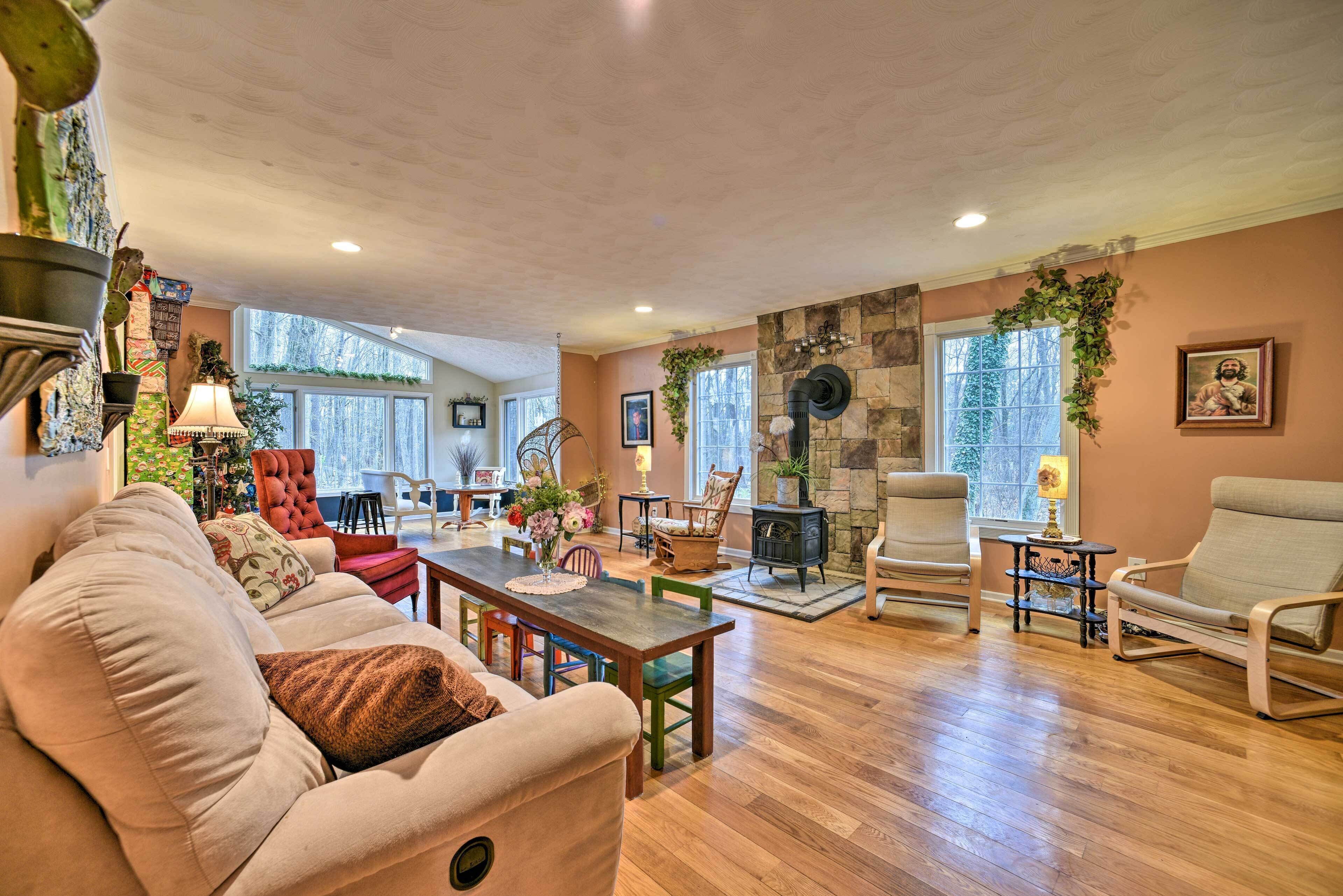 TV, fireplace