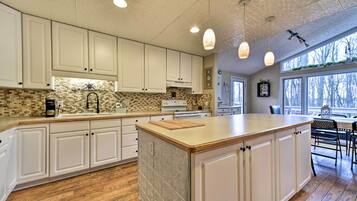 Coffee/tea maker, fridge, microwave, stovetop