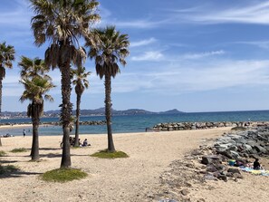 Plage à proximité, chaise longue
