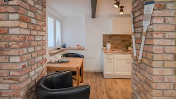 Wasserkocher mit Kaffee-/Teezubehör, Kühlschrank, Mikrowelle, Ofen