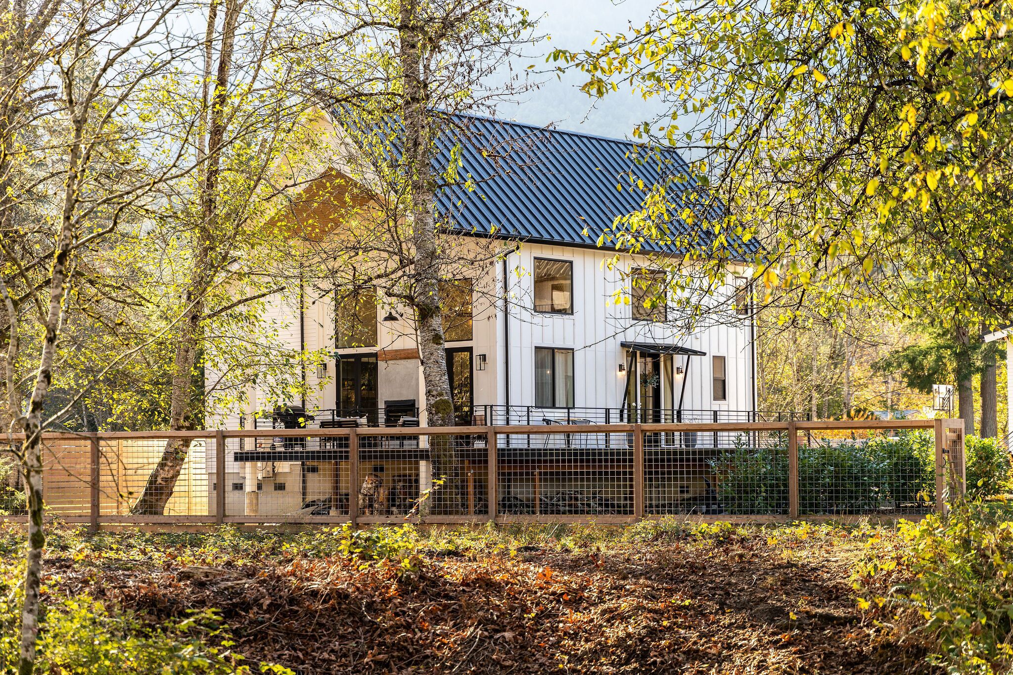 Cozy Modern Farmhouse on the river