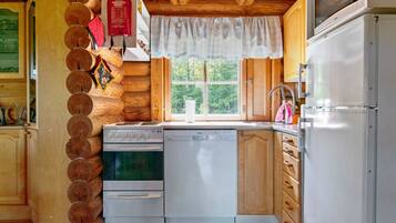 Fridge, microwave, dishwasher, cookware/dishes/utensils