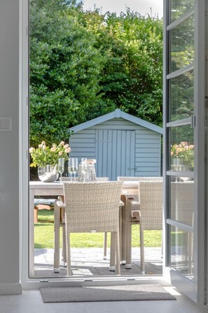 Outdoor dining - Hedigen Hüs - Our Hedigen Hüs impresses with its consistent furnishings in the Sylt style. (Sylt)