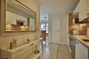 Fridge, microwave, oven, stovetop - Wohnpark am Mühlenteich Apartment 17 - Wohnpark am Mühlenteich (Timmendorfer Strand)