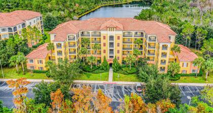 Comfy condo with central AC, WiFi, private washer/dryer – minutes to theme parks