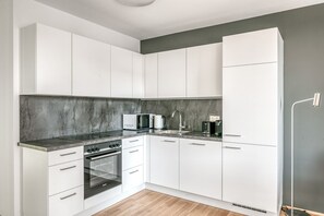 Frigorifero, microonde, forno, piano cottura