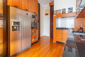 Kjøleskap, ovn, kokeplater og oppvaskmaskin