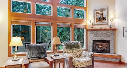 Gorgeous Wooded Retreat w/ Fireplace, Firepit, Deck, Yard, W/D and private loft