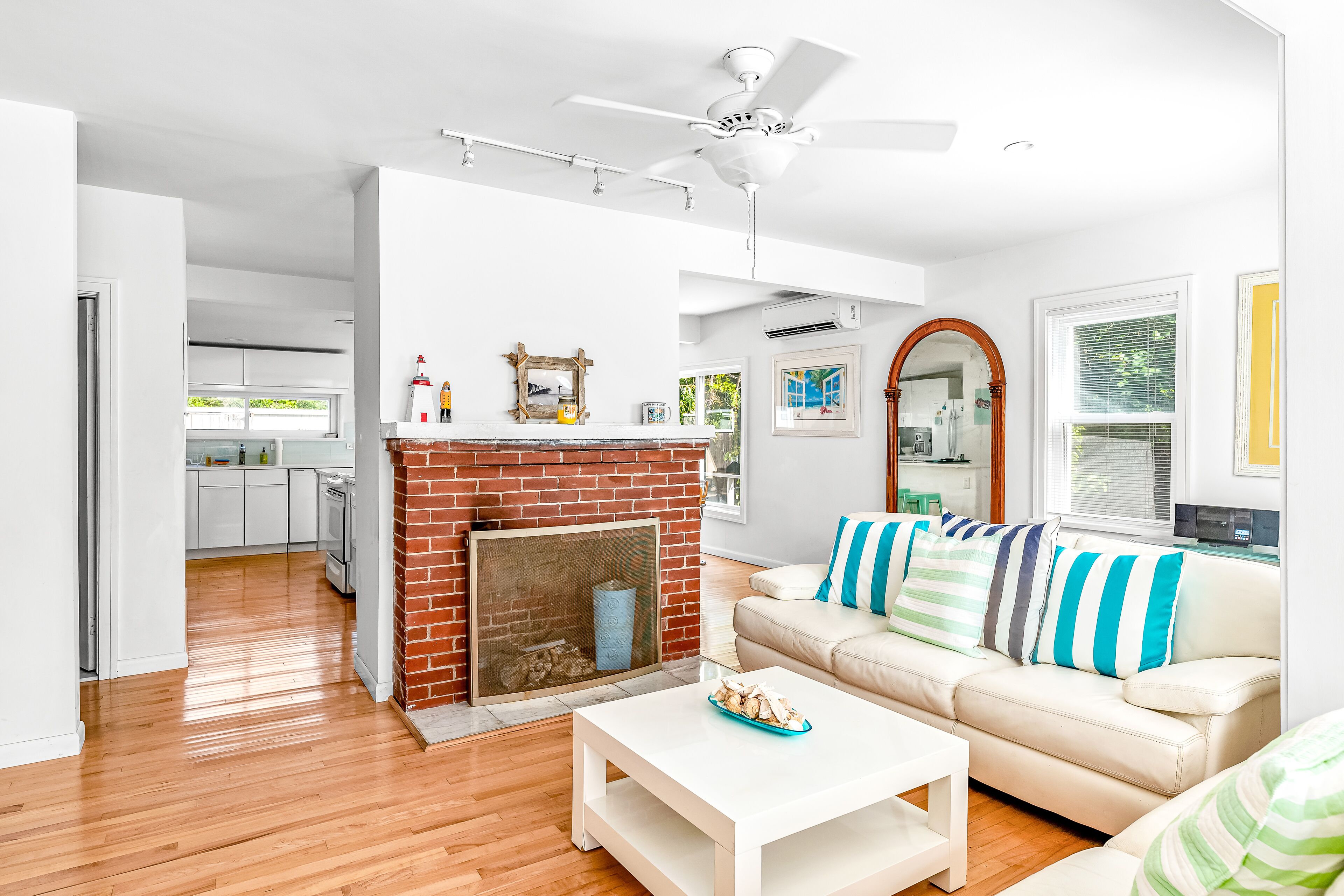 Dog-friendly home with private deck, grill, partial AC & WiFi