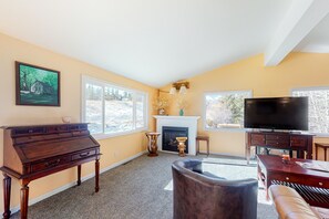 TV, fireplace - Cozy Home with Free WiFi, Fireplace, Washer/Dryer - Near Breckenridge Resort (Breckenridge)