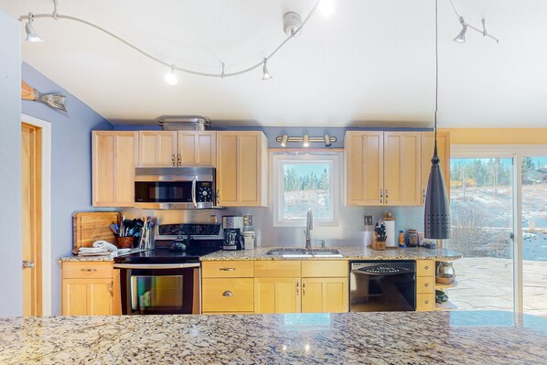 Fridge, microwave, oven, stovetop - Cozy Home with Free WiFi, Fireplace, Washer/Dryer - Near Breckenridge Resort (Breckenridge)