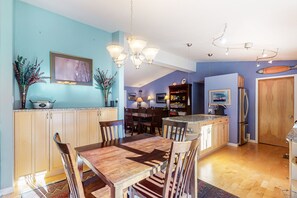 Dining - Cozy Home with Free WiFi, Fireplace, Washer/Dryer - Near Breckenridge Resort (Breckenridge)